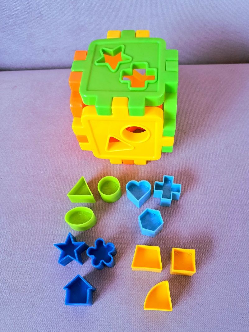 Zabawka kostka edukacyjna Mejpol kolorowy sorter z  różnymi kształtami