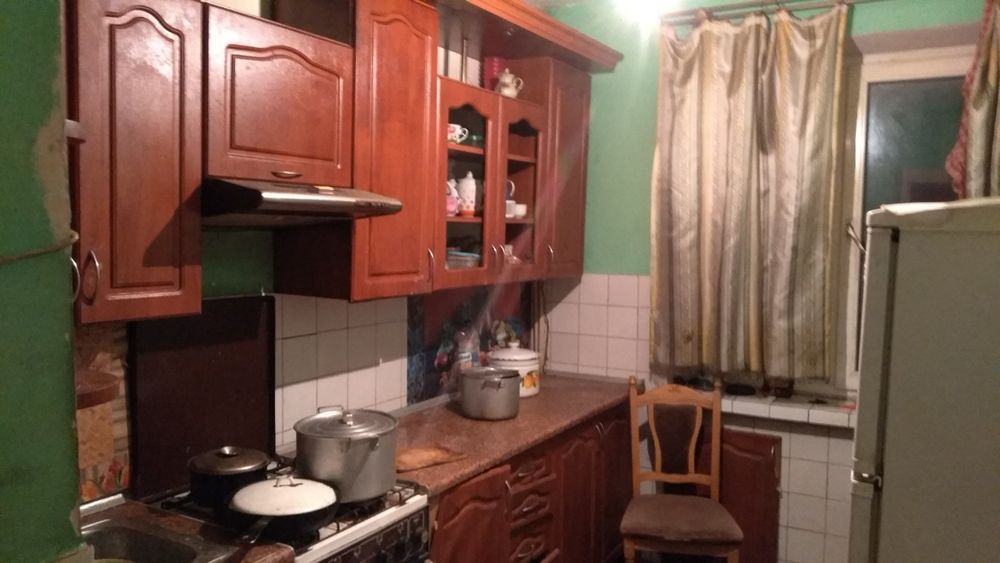 Здається кімната (ізольована) в трьох кімнатній квартирі