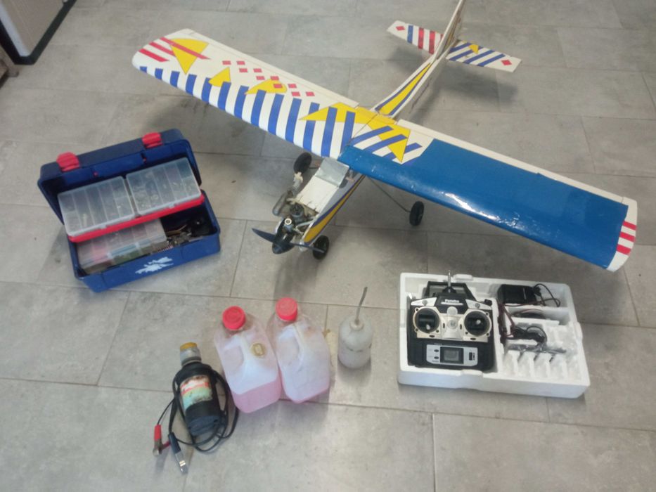Avião Trainer comando Futaba 4,canais e extras