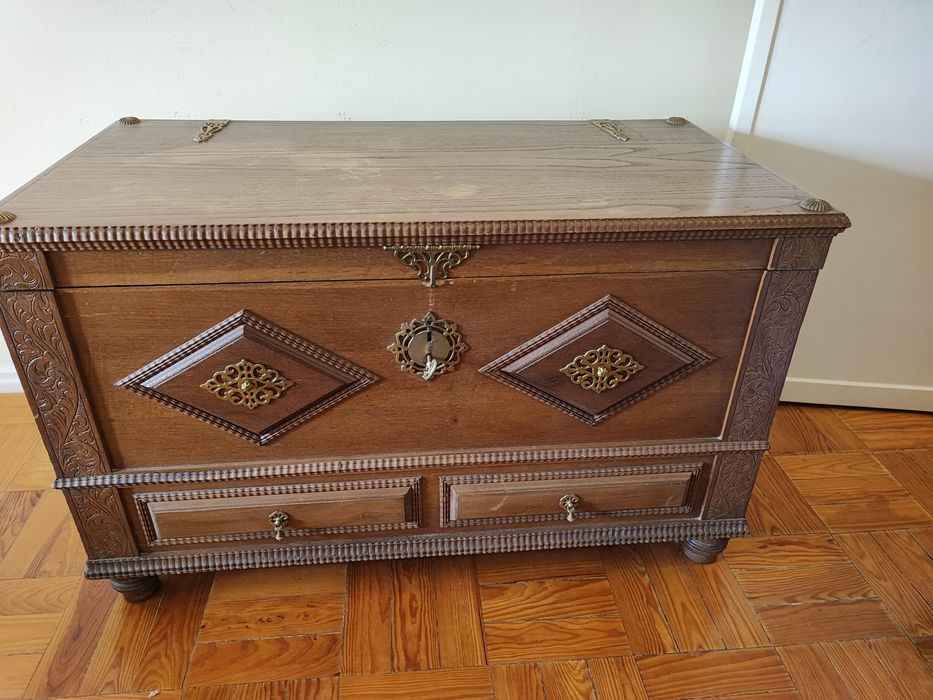 Arca antiga de madeira