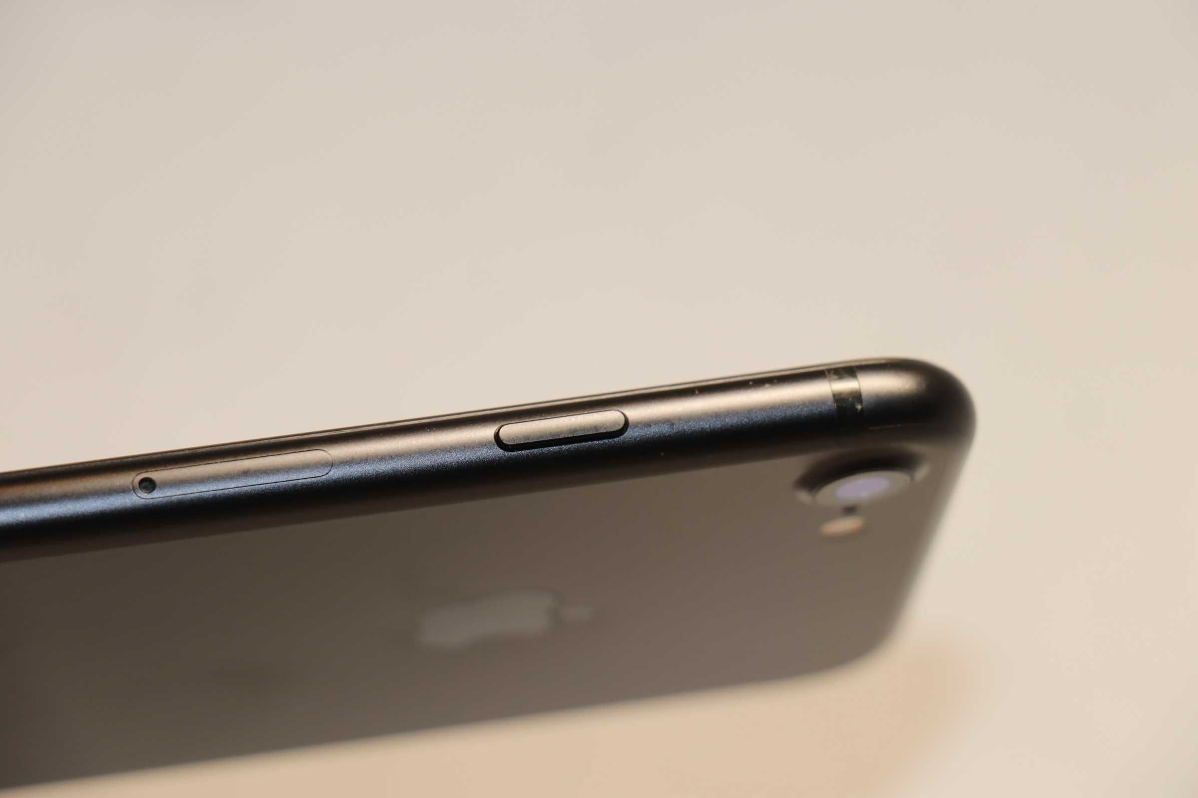 Apple iPhone 7 32GB Black, идеальное состояние! Наложка