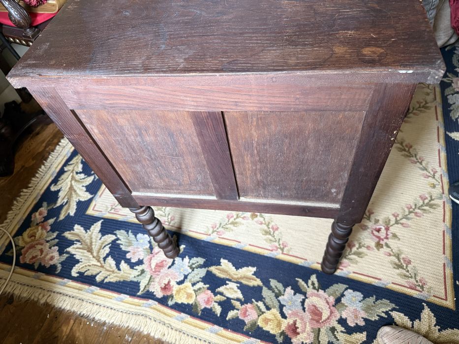 Mesinha antiga em castanho