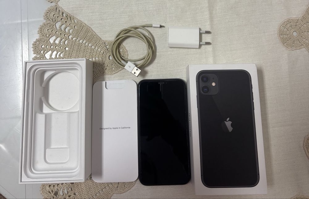 iPhone 11, inclui caixa e carregador.