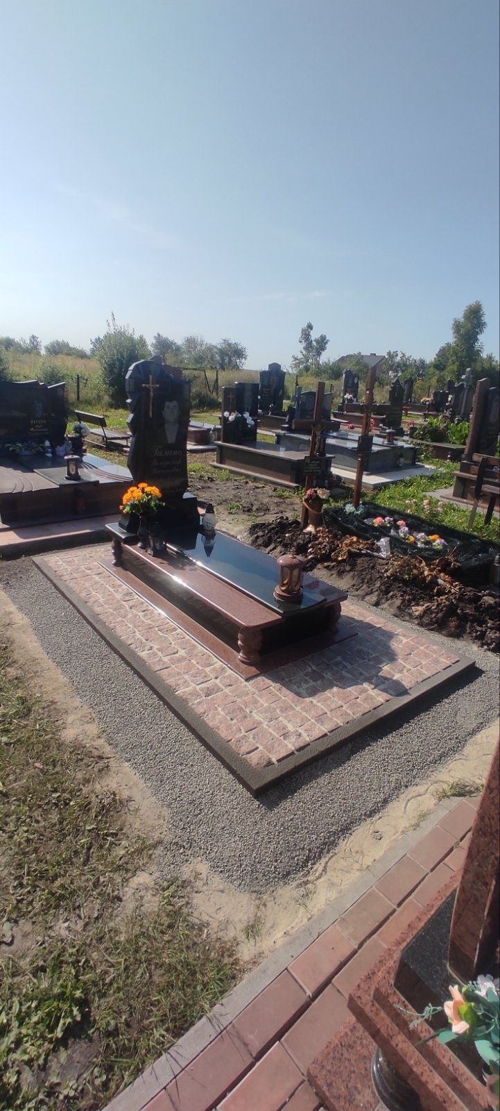 Бруківка довкола пам'ятника , гранітна бруківка , тротуарна плитка.