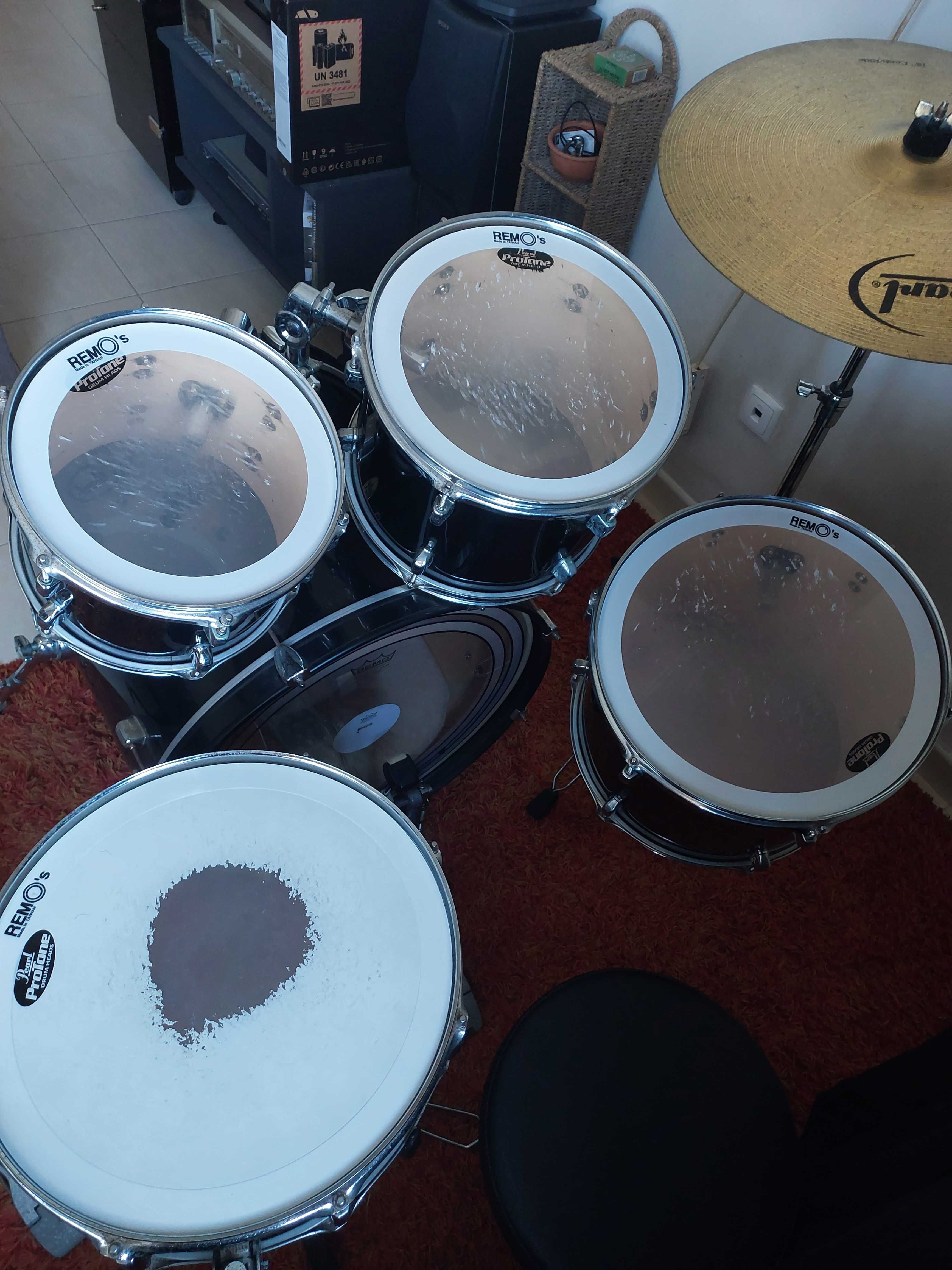 Bateria Pearl Forum Series em bom estado. 500€.