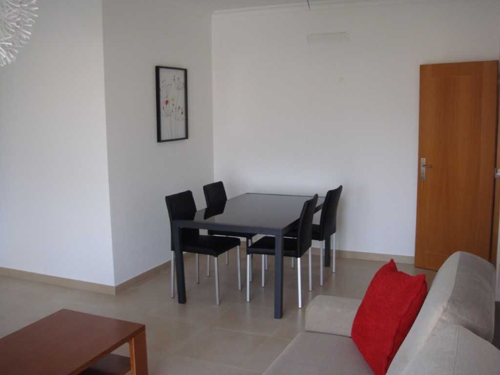 T1 - 4 /5 pessoas Altura churrasqueira, terraço,100 metros da praia .