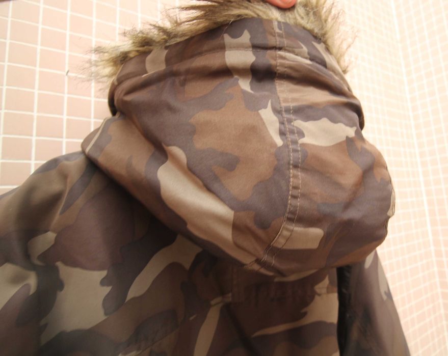 casaco/parka camuflada c/ forro acolchoado  c/ capuzc/pelo