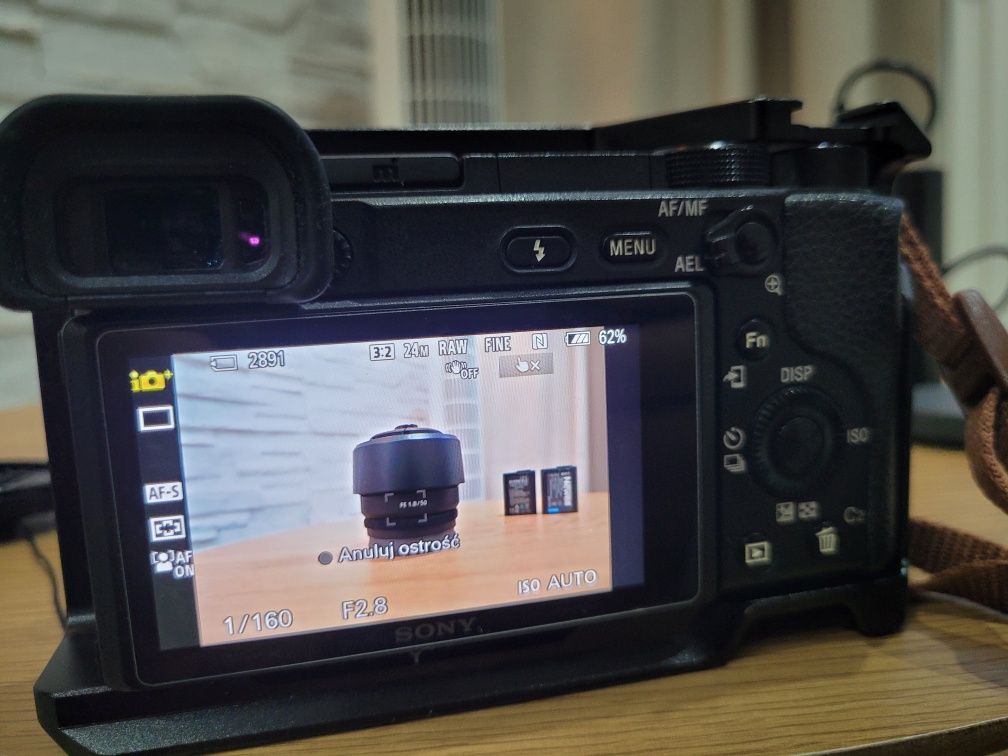 Sony A6400 + FE 50mm F1.8 + 16mm F2.8 (pancake) + small rig + dodatki