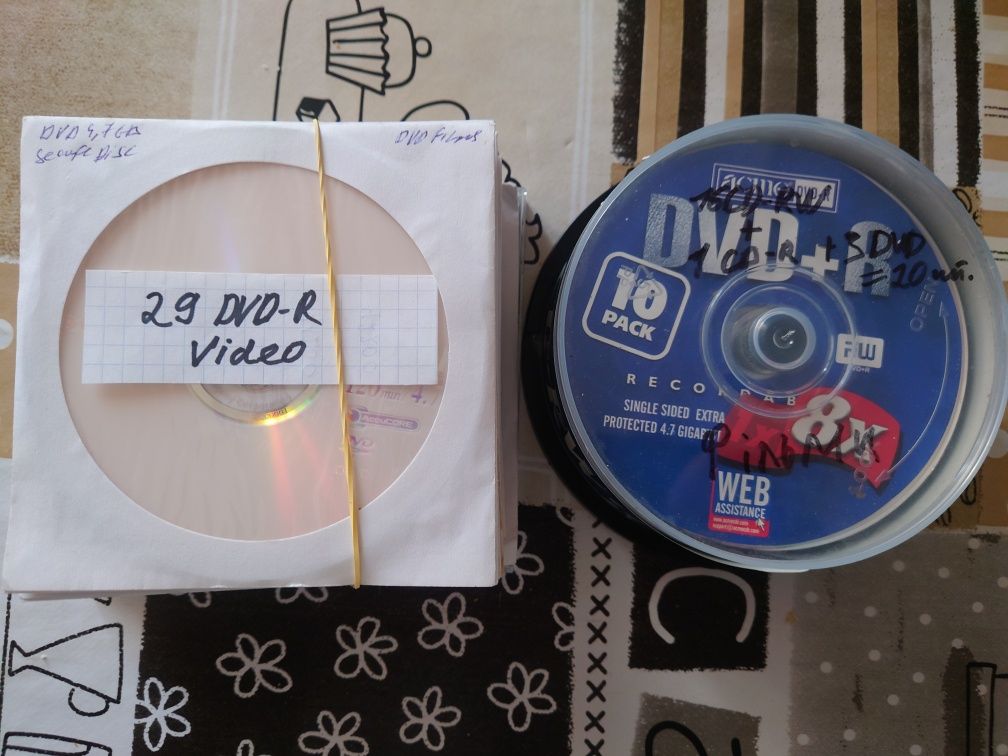 Диски DVD, CD із фільмами, іграми