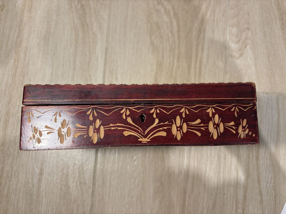 Drewniana szkatułka z ozdobnym grawerem, vintage