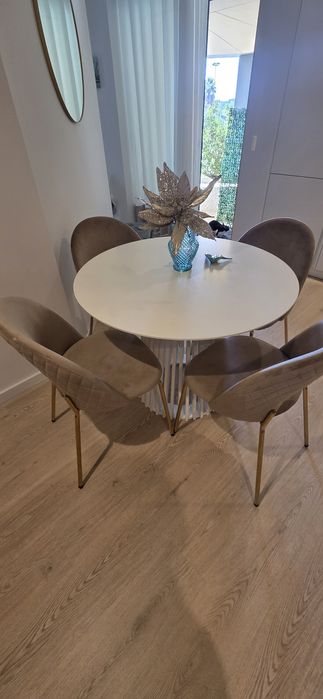 Mesa redonda e cadeiras