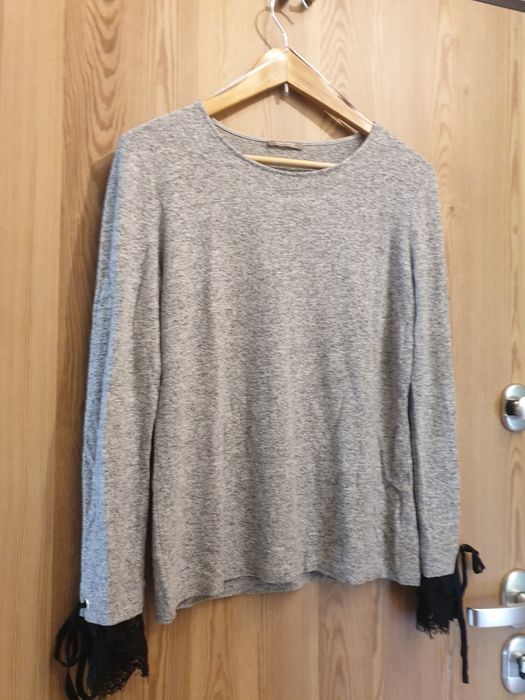 Szary sweterek damski Orsay z ozdobnymi rękawami koronka