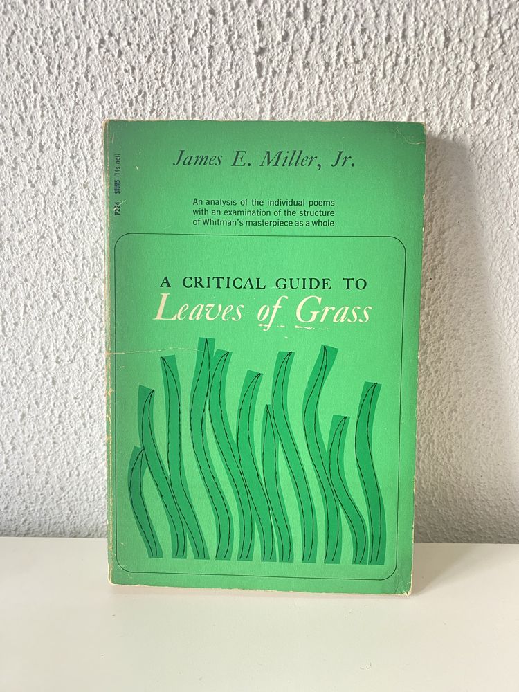 Livro A Critical Guide to Leaves of Grass.