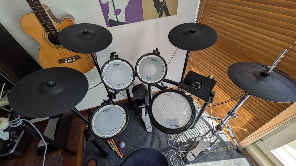 Roland TD-17KVX2 e-drum kit + hi-hat stand + extras (like new)