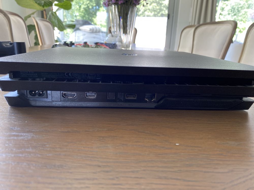 PS4 Pro 1TB + 3 kontrolery + ładowarka do kontrolerów