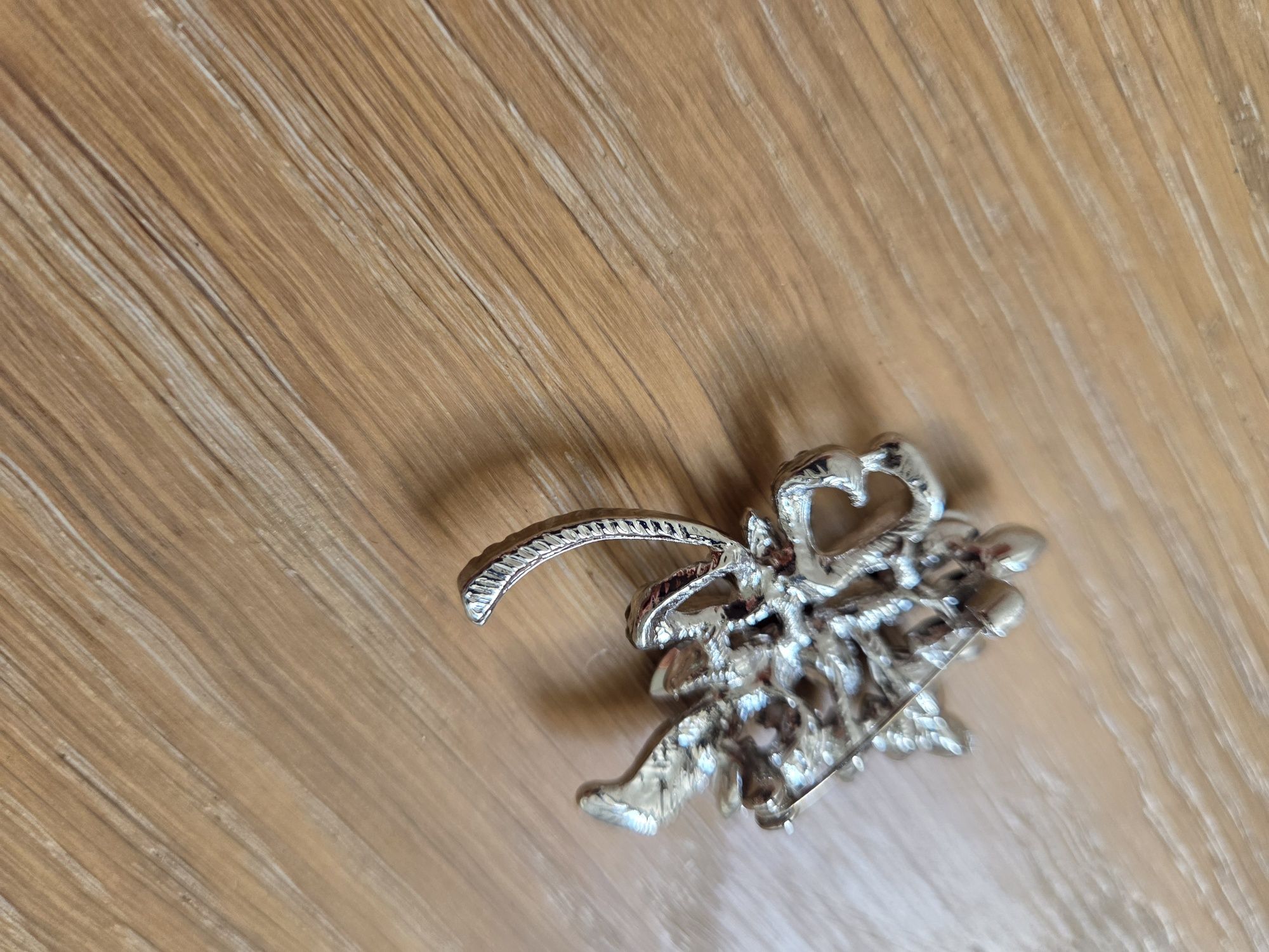 Śliczna srebrna metalowa broszka z granatowymi kamykami