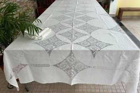 Toalha de Mesa em Puro Linho com Bordado Crivo – Luxo Artesanal