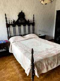 cama de casal antiga e mesinhas de cabeceira