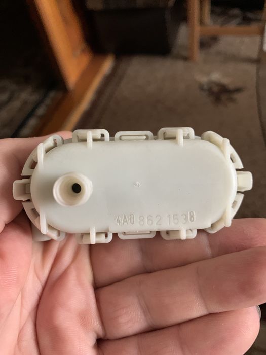 Пневмопривод замка багажника Audi A6