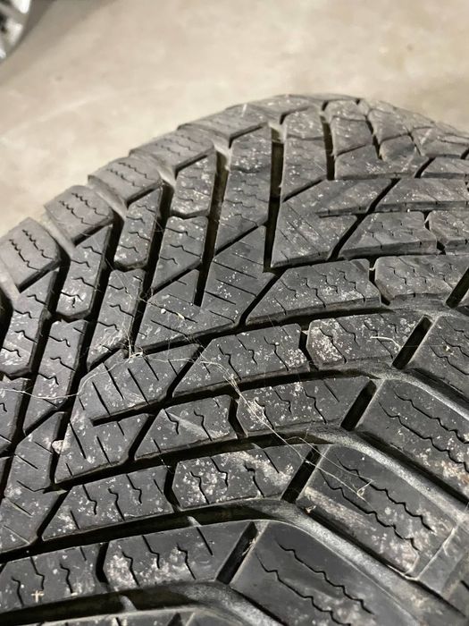 Зимова резина 215/55 R17 в чудовому стані
