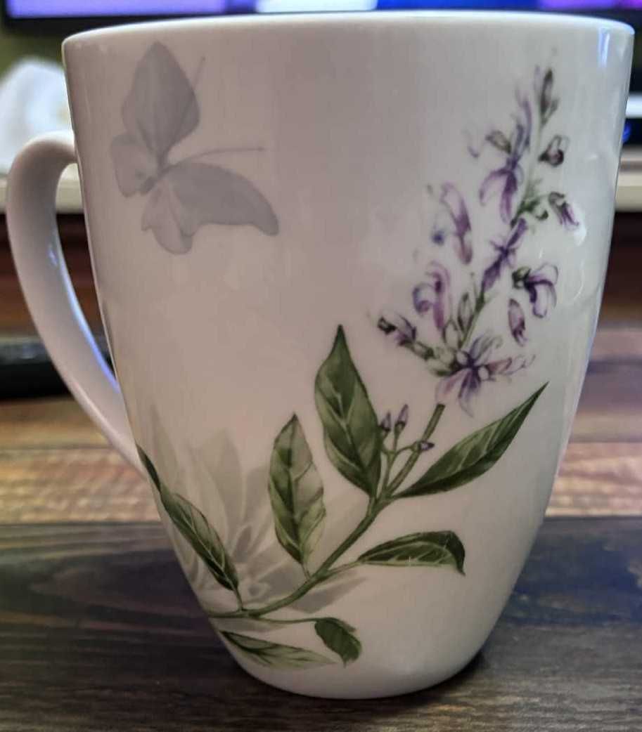 Kubek porcelanowy z delikatnym wzorem kwiatowym