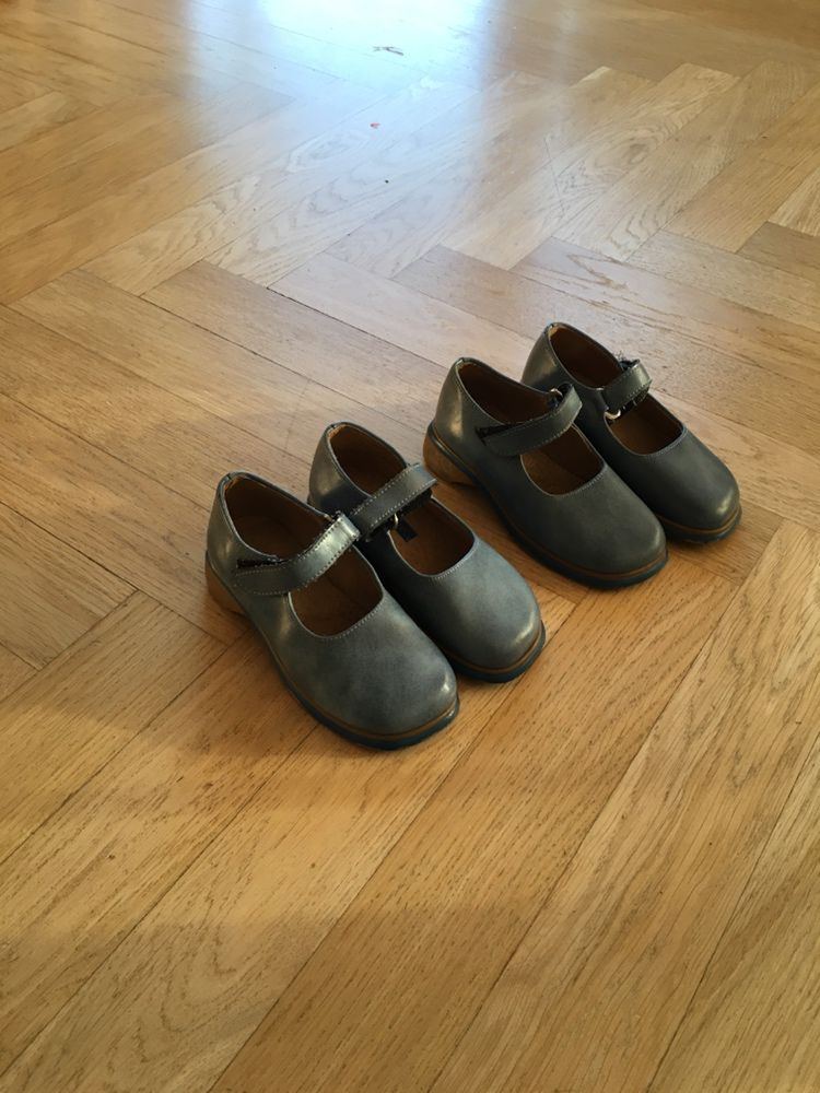 Sliczne skorzane buty / sandaly x 2 - bliźnieta bliźniaków- Rozmiar 24