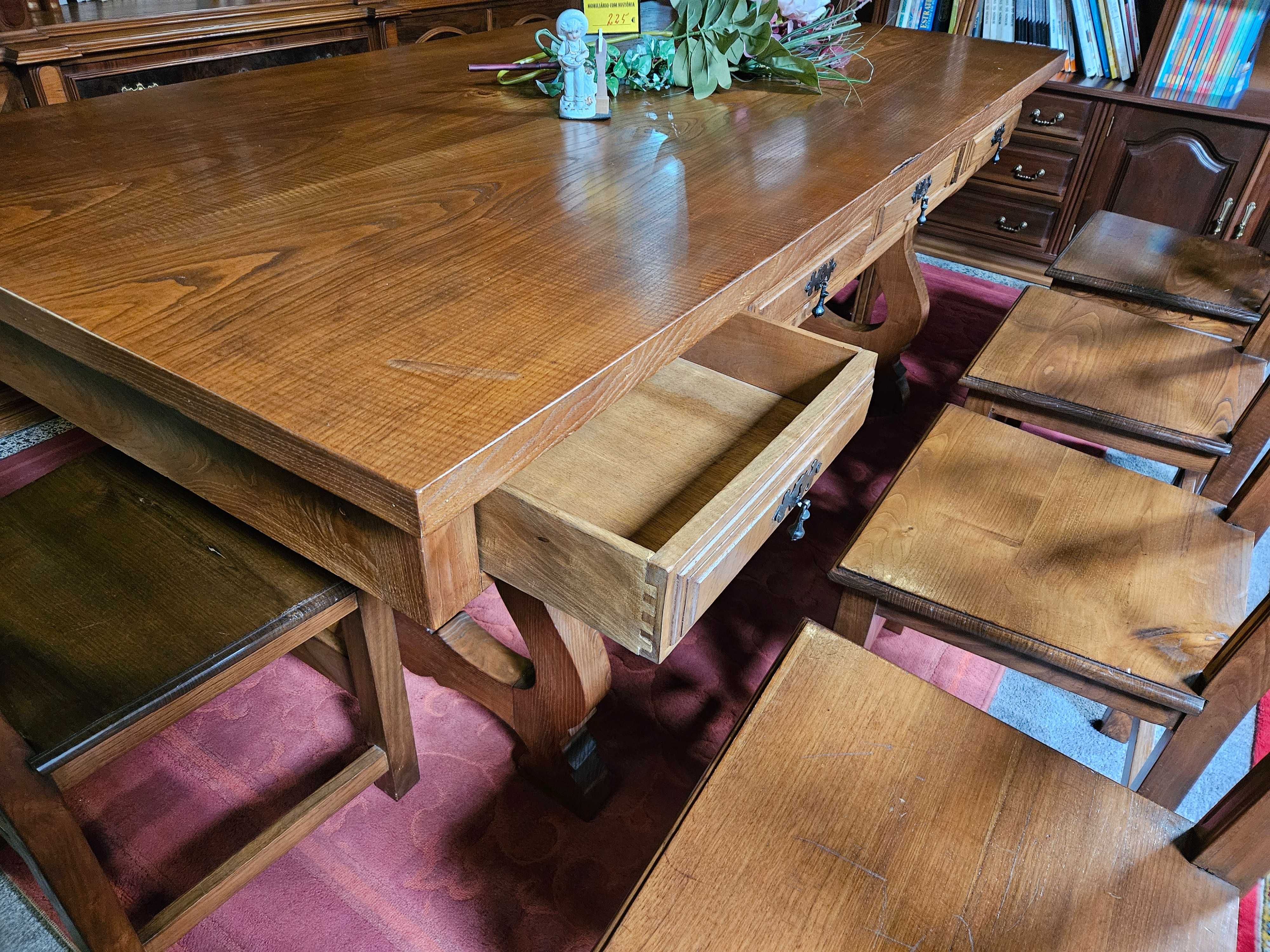 Mesa madeira com gavetas - Bom estado geral - Só a mesa a