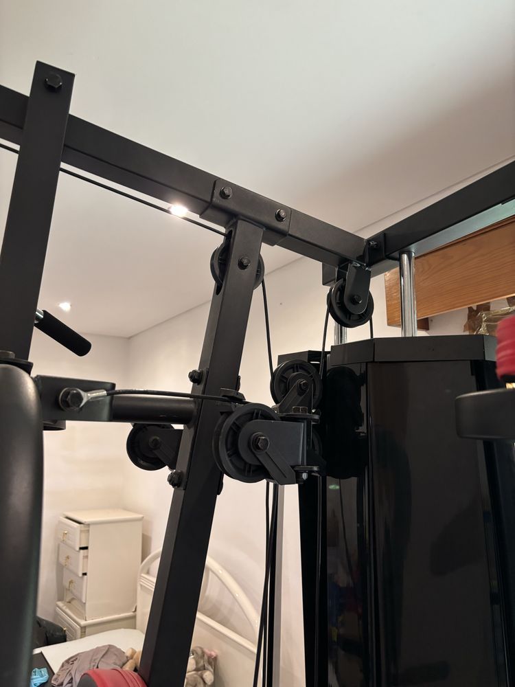 Máquina de musculação multifunções