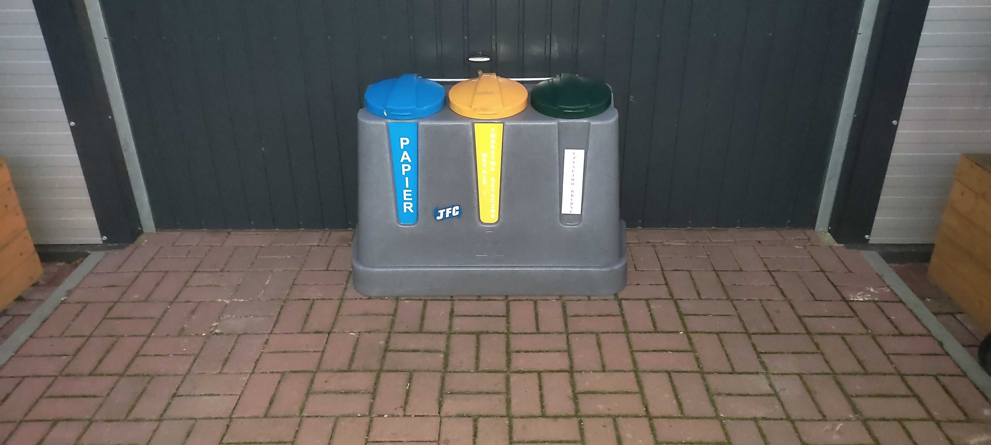 Trzykomorowy pojemnik do segregacji odpadów