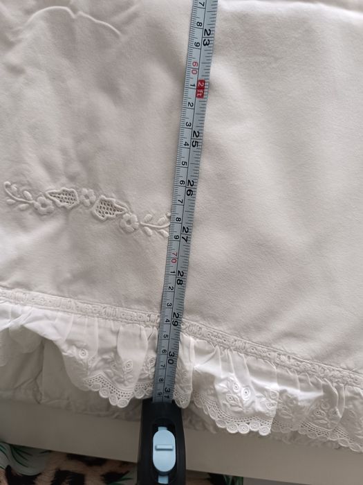 Lençol branco bordado para cama de bebé