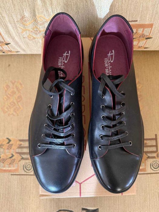 Три пары обуви (Jack Wolfskin, Safety Jogger, Respect yourself)