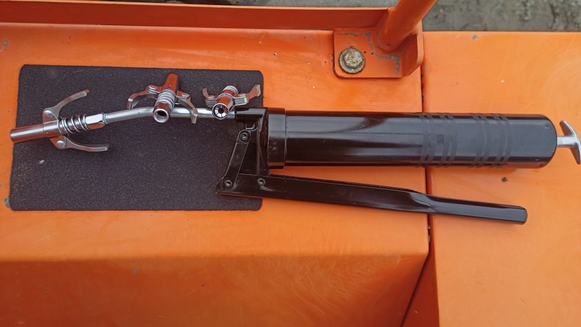 Насадка на шприц для змащування вузлів та агрегатів