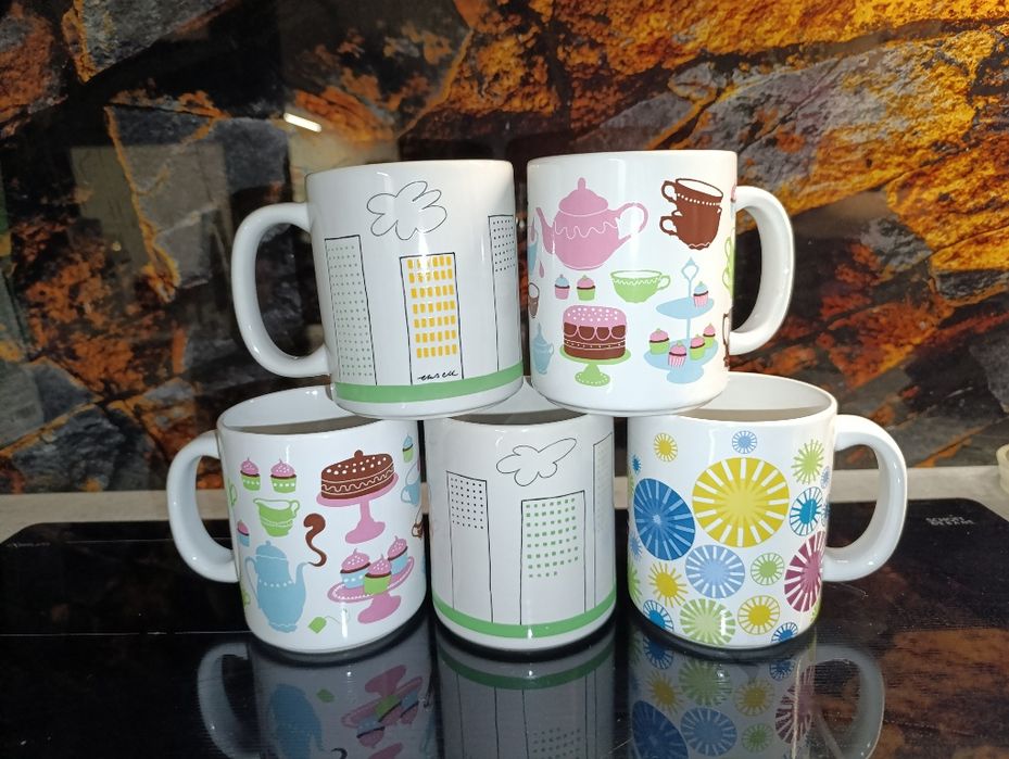 Zestaw kubków kubek Gladelig z IKEA deseń kwiaty, miasto i ciasteczka