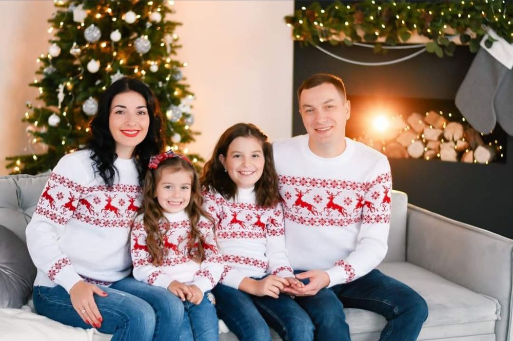 Новорічний family look білі светри з орнаментом новогодний фемелі лук
