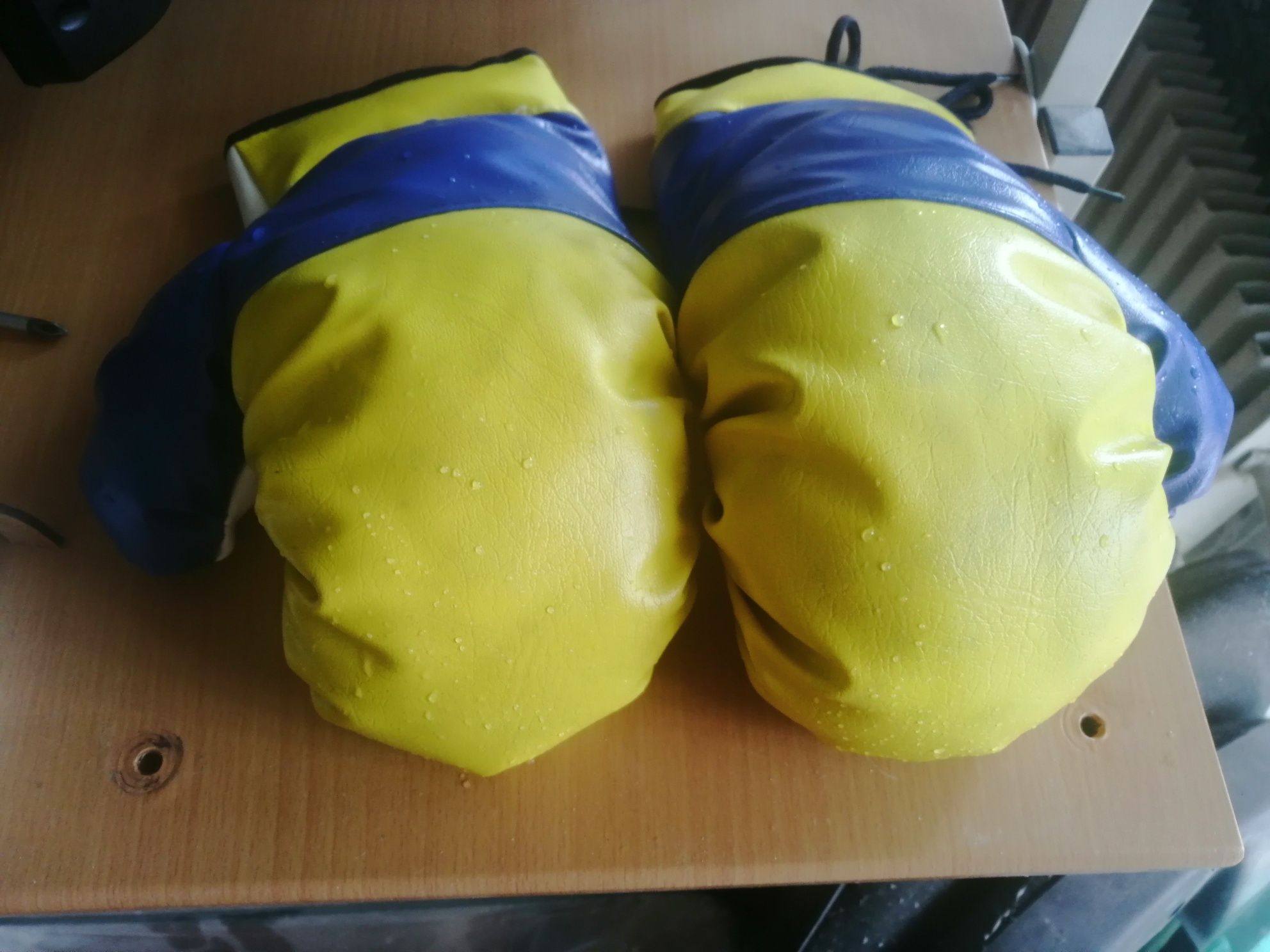 Боксерские перчатки жовто сині