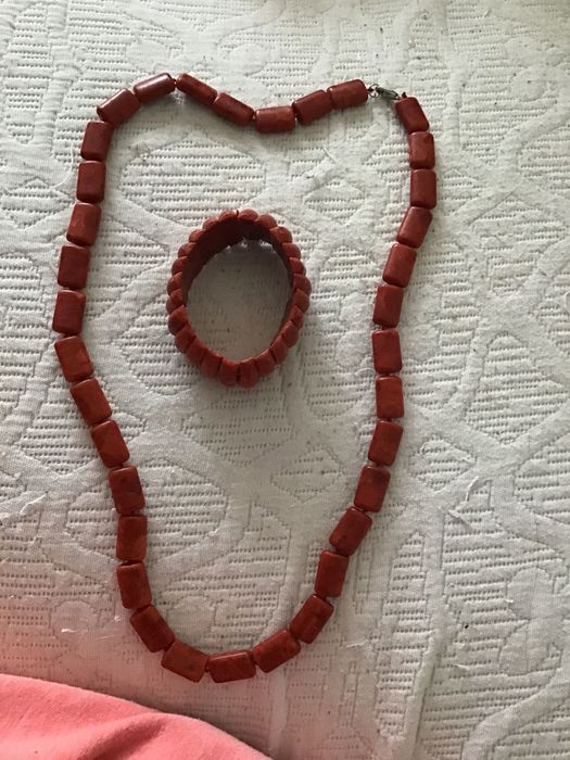 Conjunto de colar e pulseira de coral