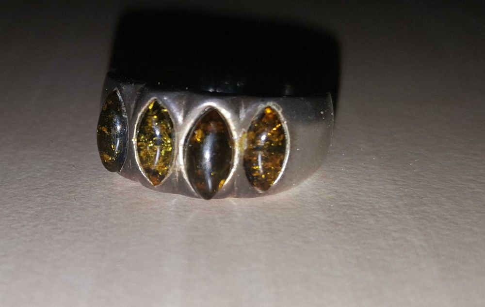 Pierścionek srebrny z bursztynem wielobarwym zielonym r.20