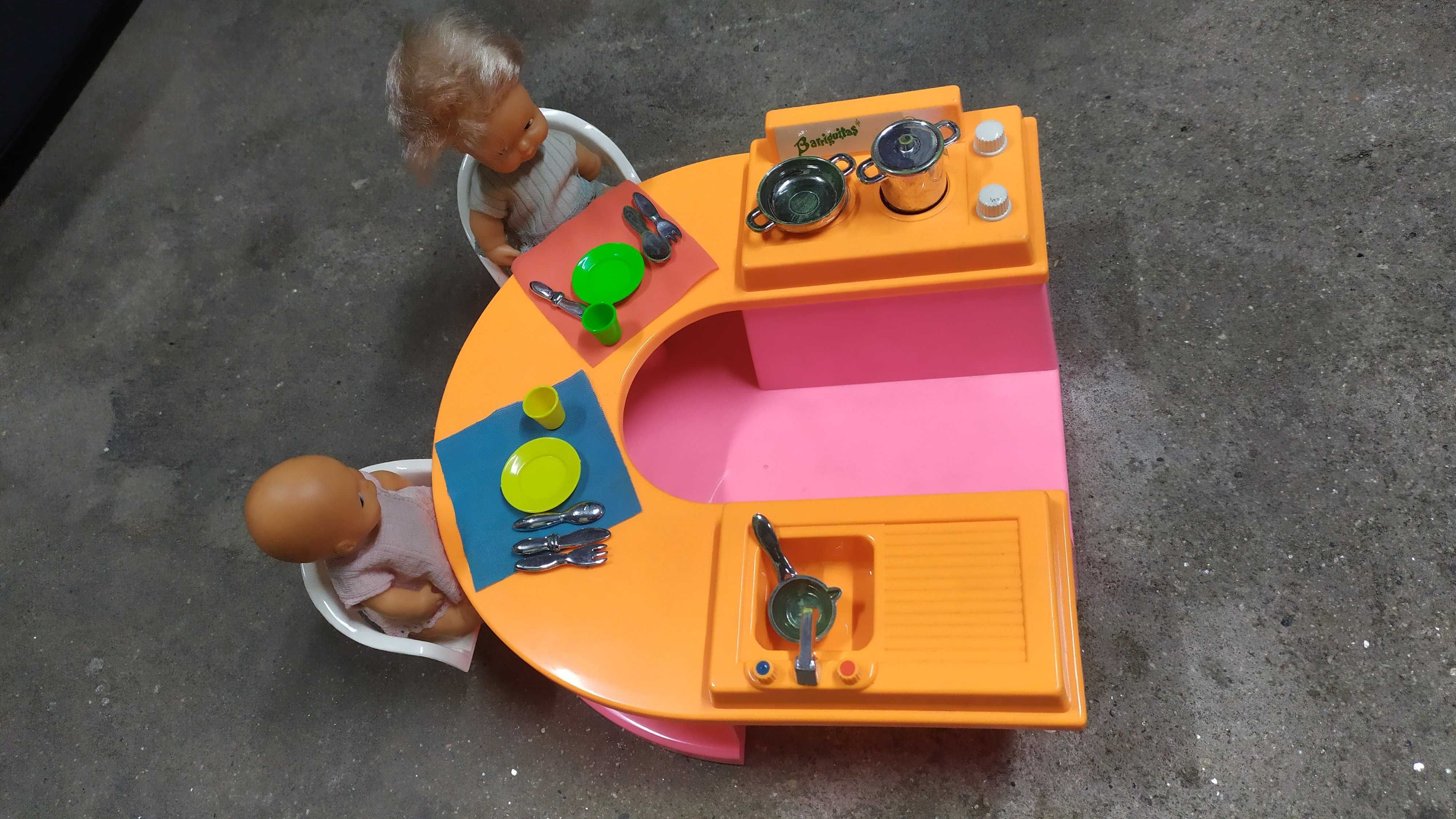 Cozinha das barriguitas, utensílios e bonecas