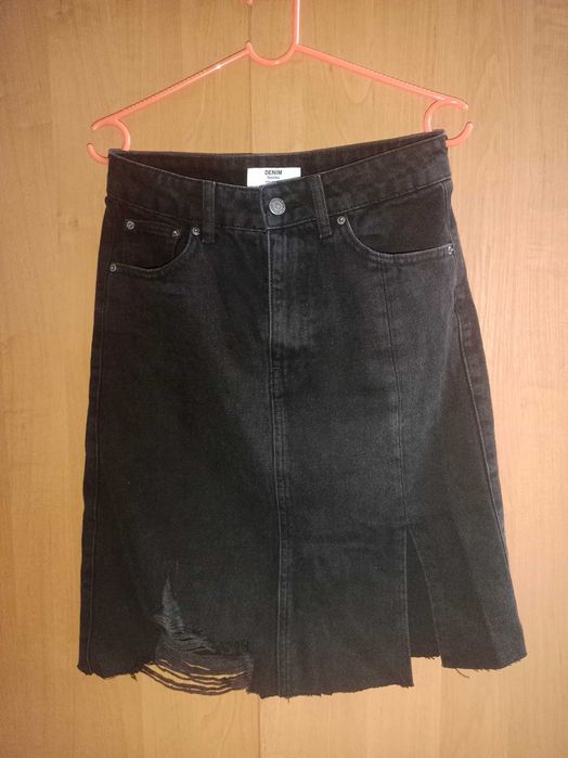 Джинсова спідниця чорного кольору р.36.Bershka