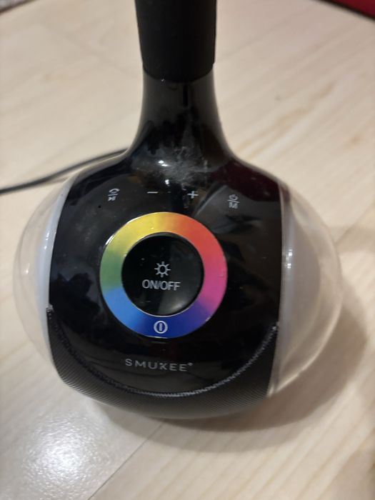 Lampka biurkowa z kolorowymi światlami