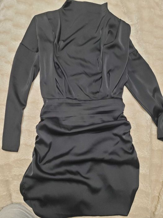 Стильна сукня міні,з акцентними плечиками.