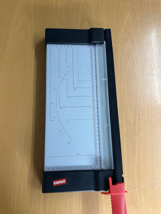 Gilhotina nova staples com muito pouco uso.      uso