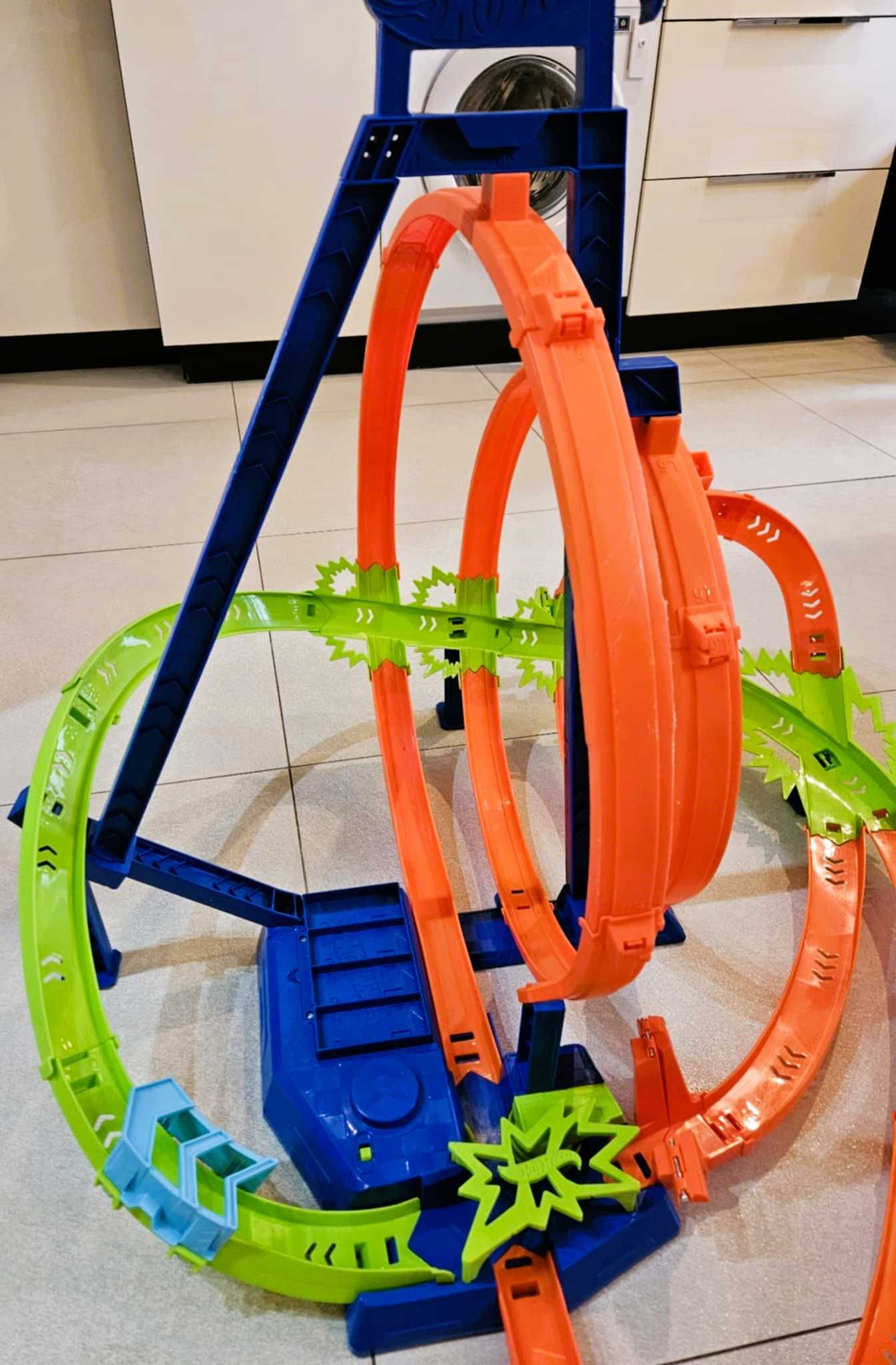 Tor dla autek Hot Wheels Epic Crash Dash - z bateriami i autkiem