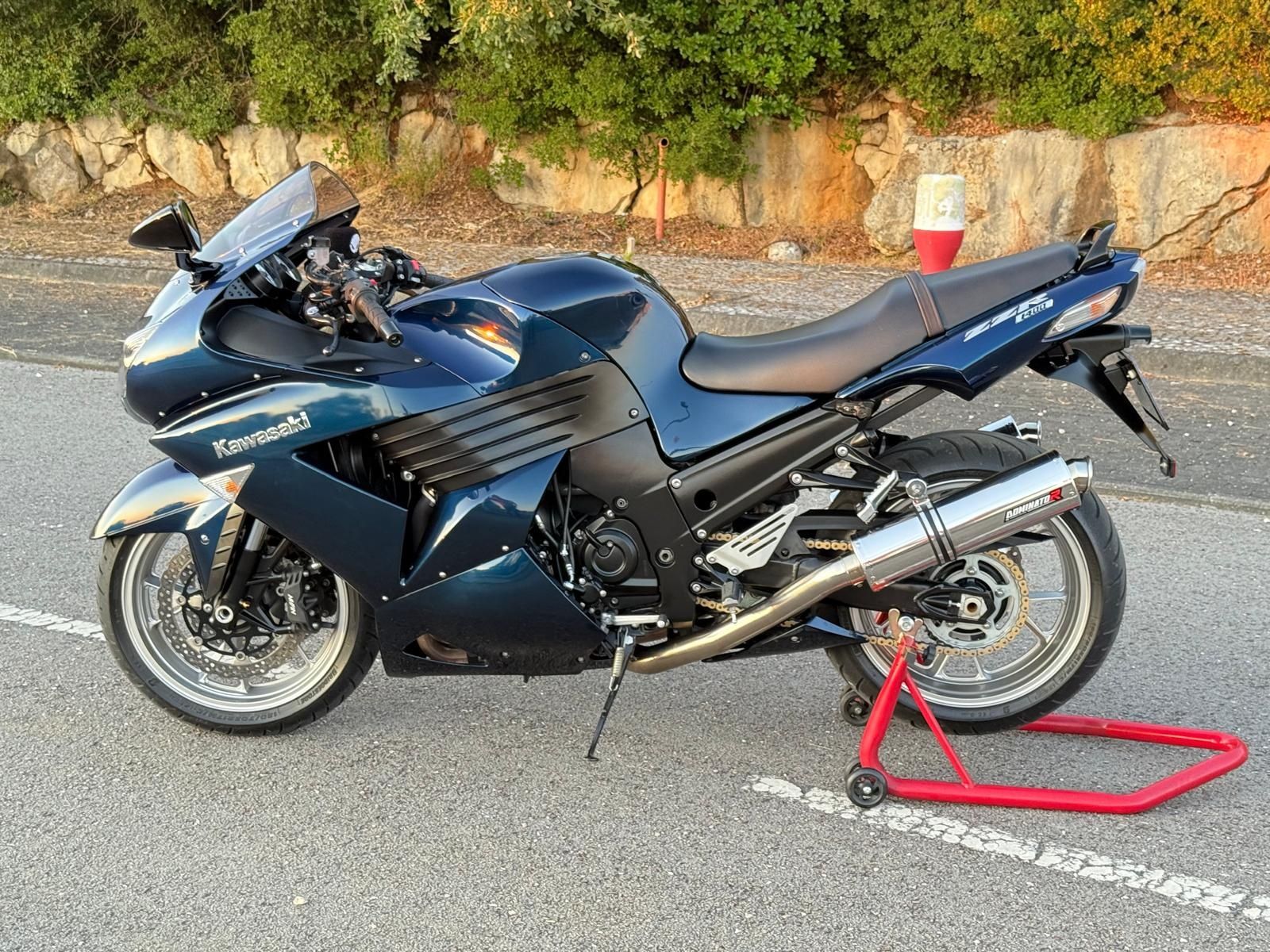 Kavasaki zzr 1400 nacional pouquíssimo kms.valor é fixo.