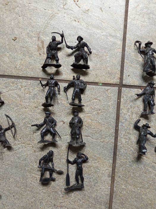 Продам солдатики ковбойцы.