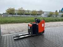 Paleciak elektryczny Toyota BT LPE250 rydwan 2016r.