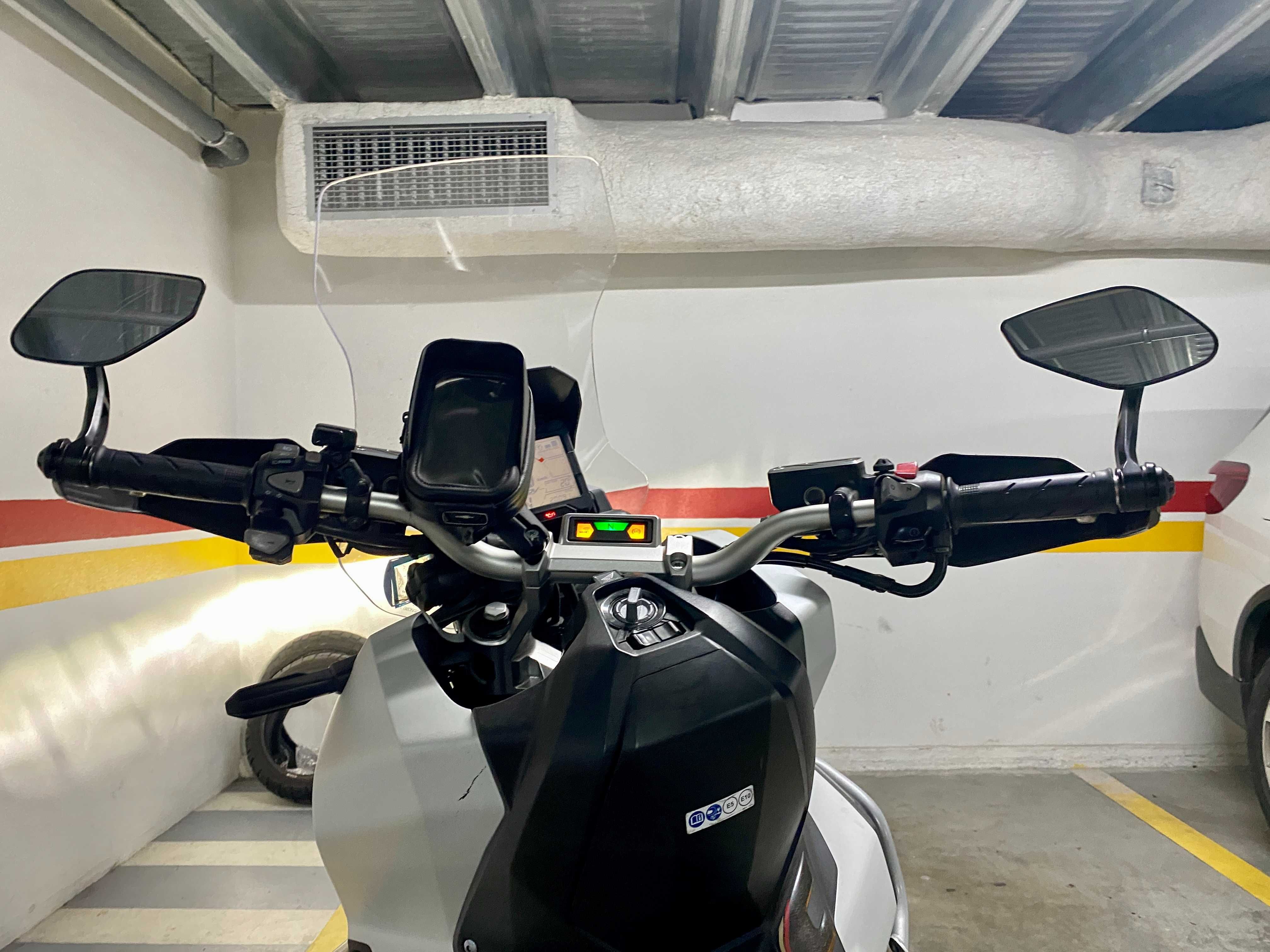 Honda X-ADV 750, como nova, muitos extras, de 2019 e apenas 20.000 km.