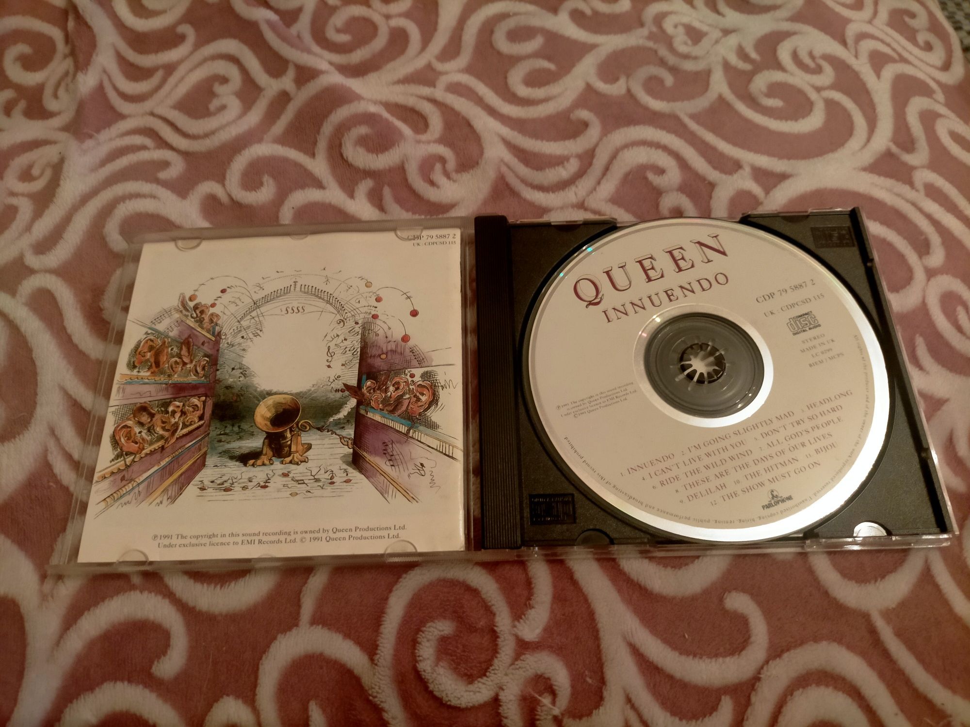 Vendo cd Queen como novo
