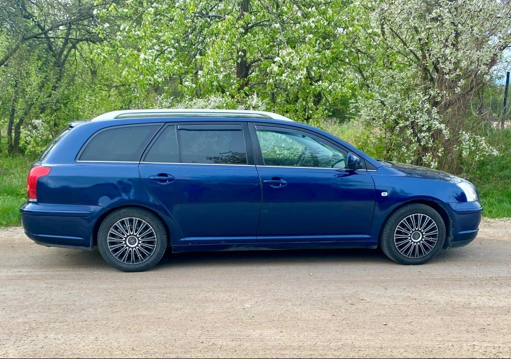 Toyota Avensis kombi 2,0 Benz Najlepsze wyposażenie fajny stan