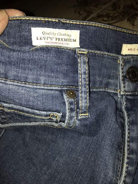 Темні джинси завужені